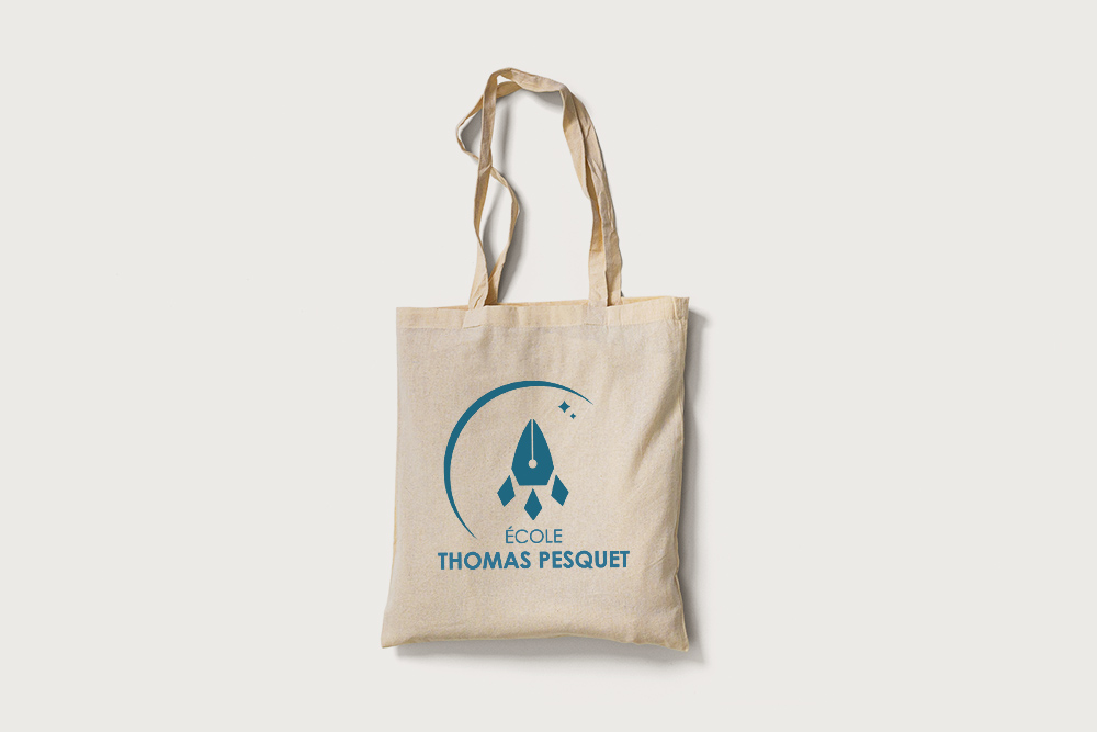 Logo école Thomas Pesquet sur un tote bag - Portfolio Creative Screen web designer freelance Médoc